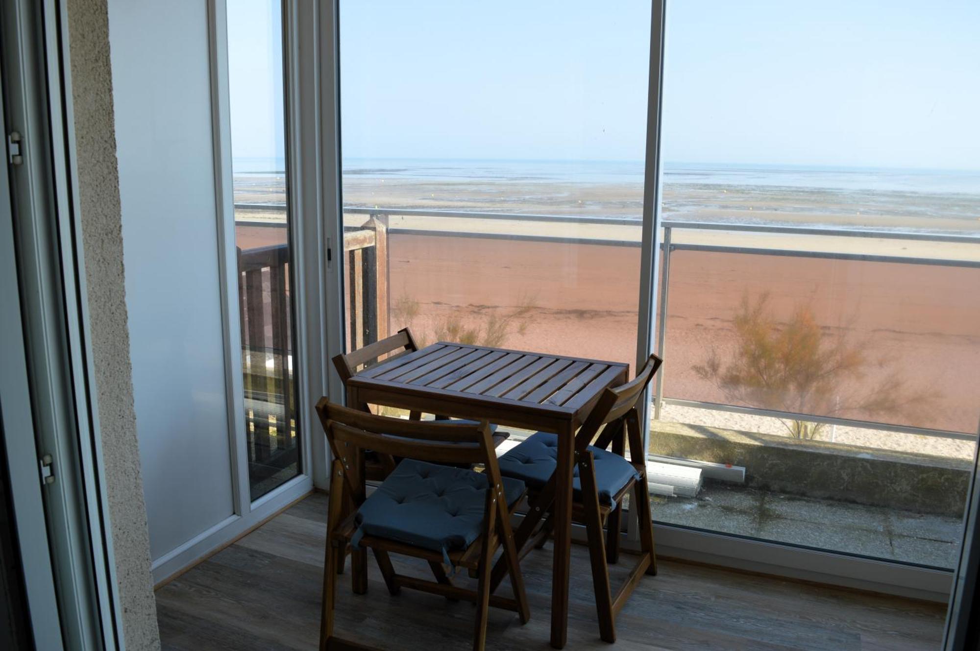 Mettons Les Voiles - Appt Vue Mer Avec Loggia Bernieres-sur-Mer ภายนอก รูปภาพ