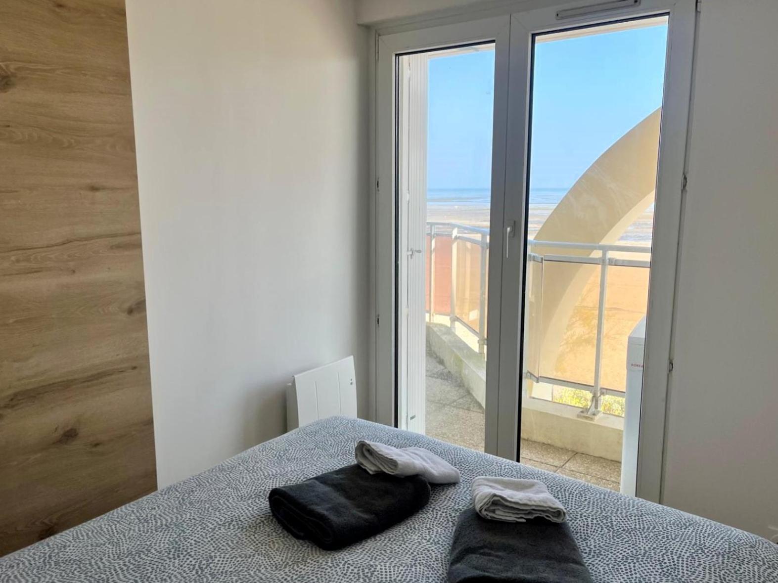 Mettons Les Voiles - Appt Vue Mer Avec Loggia Bernieres-sur-Mer ภายนอก รูปภาพ